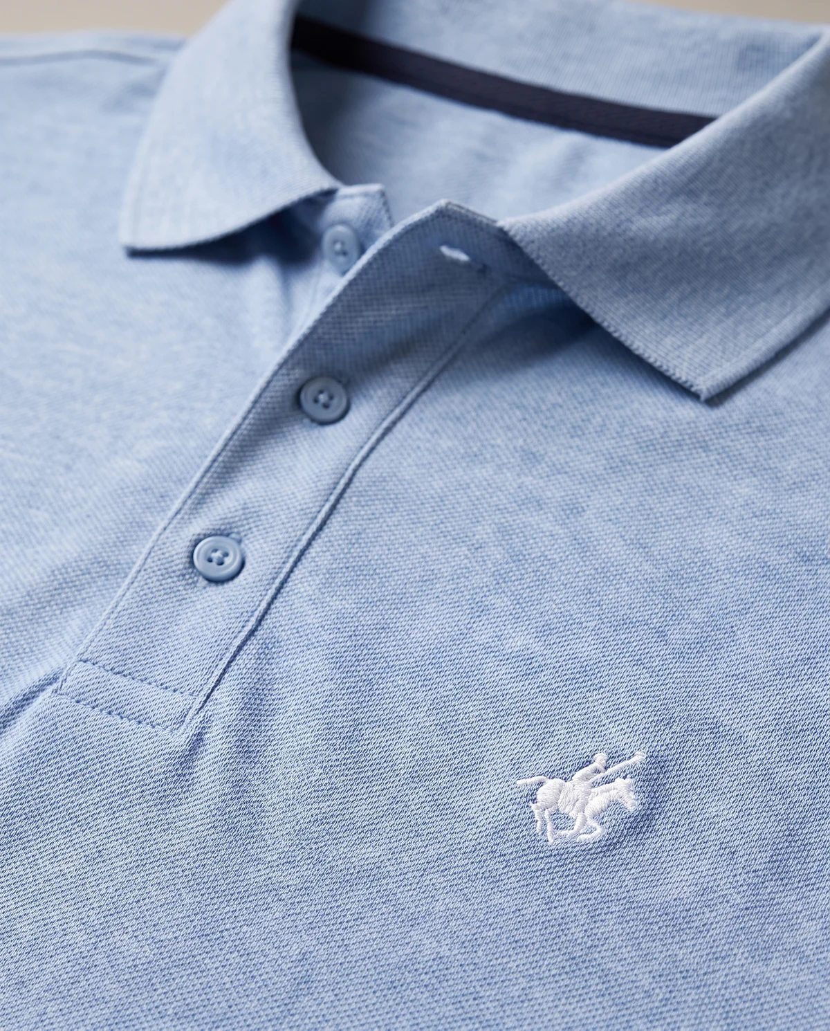 Piqué Polo in Light, fabric and stitching detail