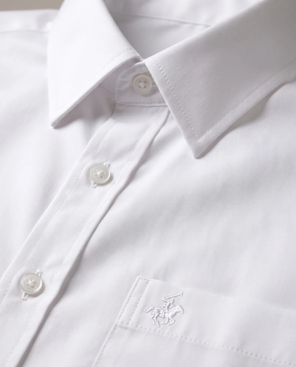 Short-Sleeve Button-Down in White, fabric and stitching detail